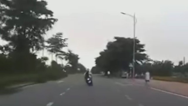 Cái kết cho 2 thanh niên đi xe máy lạng lách, đánh võng trên đường