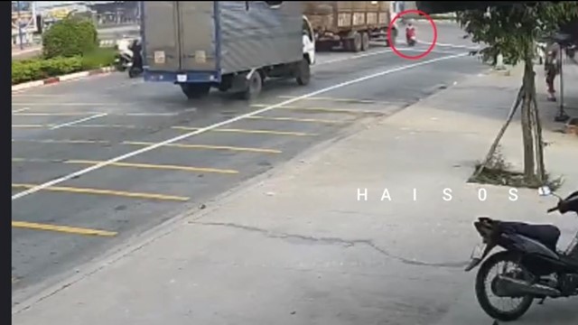 Người phụ nữ gặp họa khi đi vào điểm mù của xe tải