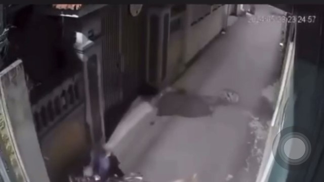 Hai nam thanh niên phóng xe máy tốc độ cao đâm vào tường