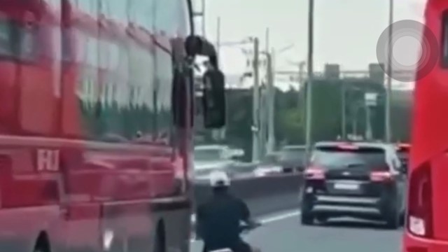 Xe máy đi ẩu tạt đầu xe khách, đâm vào đuôi ô tô phía trước