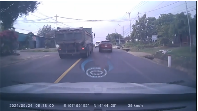 Tài xế điều khiển xe tải vượt ẩu, lấn làn trên quốc lộ 14 đầy nguy hiểm