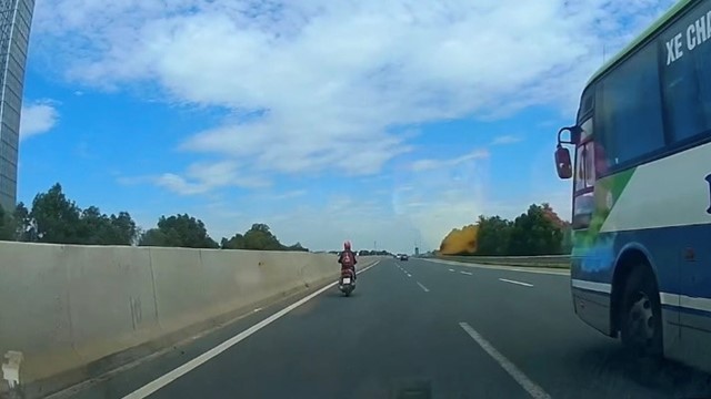 Người phụ nữ liều lĩnh đi xe máy trên cao tốc Hà Nội – Hải Phòng