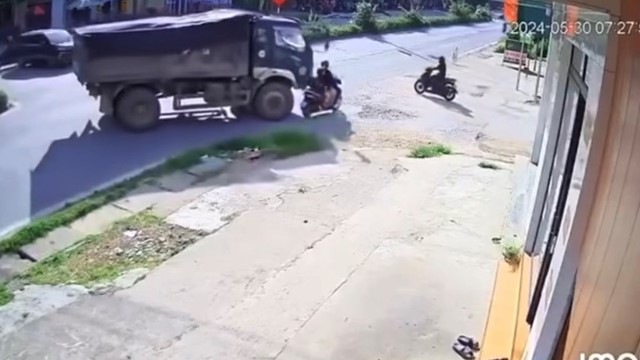 Xe tải chuyển hướng thiếu quan sát đâm trúng người đi xe máy