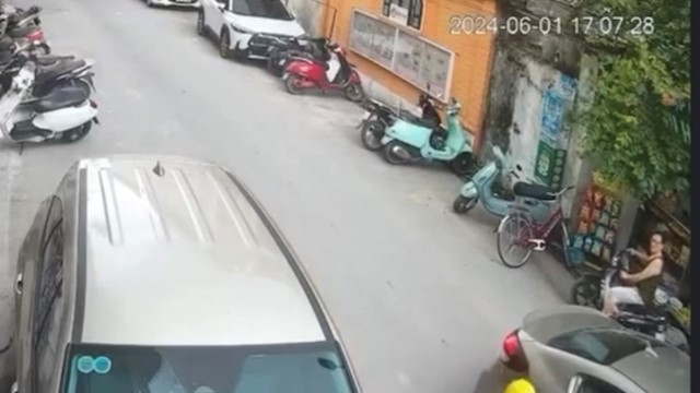 Ô tô dừng giữa đường, mở cửa xe không quan sát gây tai nạn cho xe máy