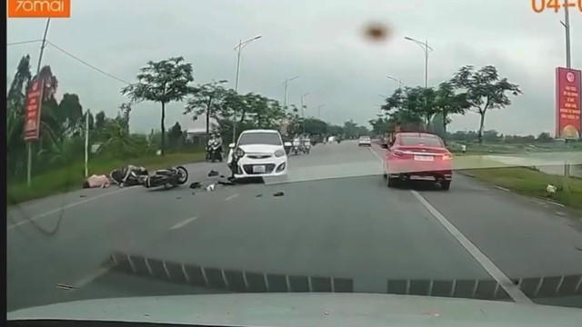 Xe máy lạng lách, đánh võng gây va chạm liên hoàn