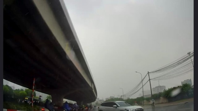 Ô tô đi ngược chiều nguy hiểm trong trời mưa