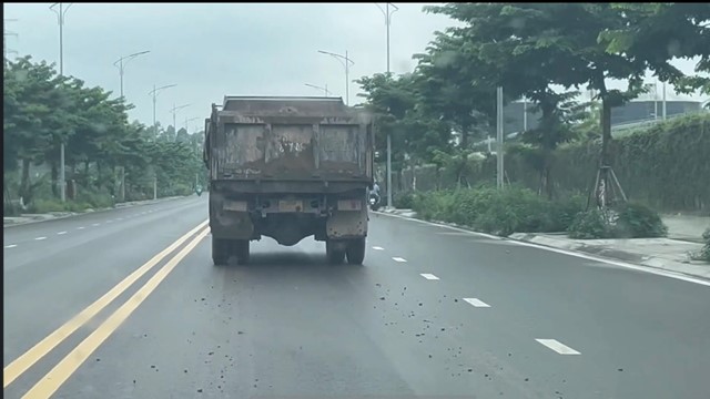 Xe ben chở đất rơi vãi ra đường