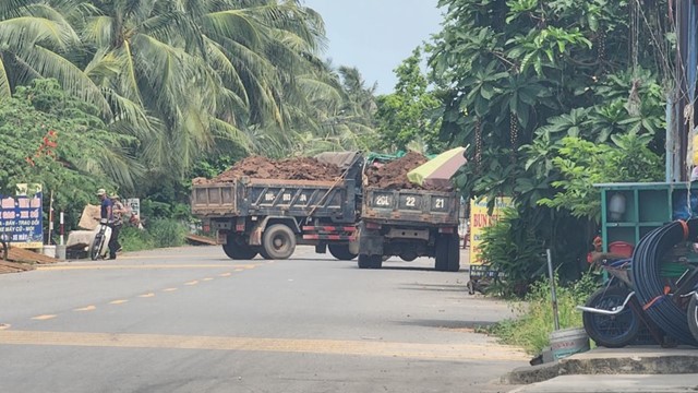 Hải Phòng: xe tải chở đất tung hoành trên đường dân sinh
