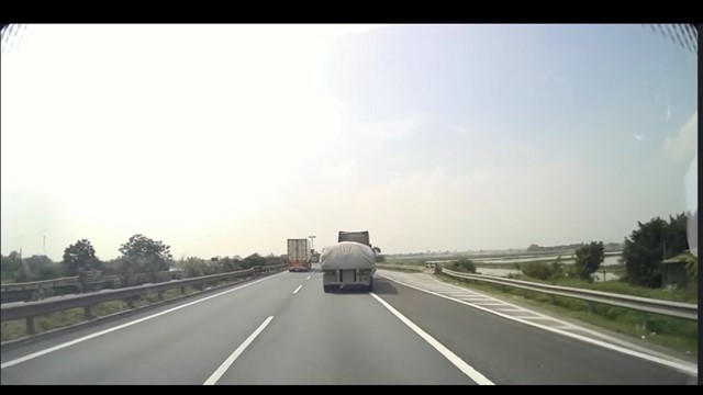 Xe tải đánh võng trên cao tốc