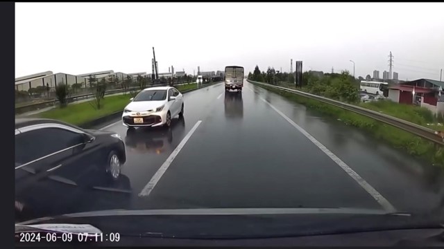 Ô tô đi ngược chiều trên cao tốc Hà Nội - Bắc Giang