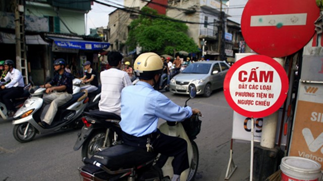 Mức phạt lỗi đi ngược chiều của ô tô, xe máy năm 2024