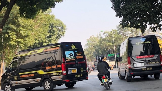 Lập điểm dừng đỗ cho xe hợp đồng: Lo biến tướng thành “bến cóc”