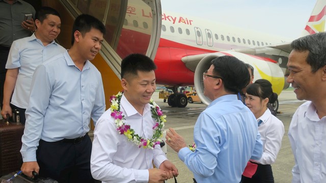 Chuyến bay đầu tiên khởi hành từ Lệ Giang hạ cánh tại sân bay Cát Bi