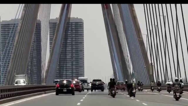4 thanh niên phóng xe máy, đánh võng trên cầu Nhật Tân bị triệu tập