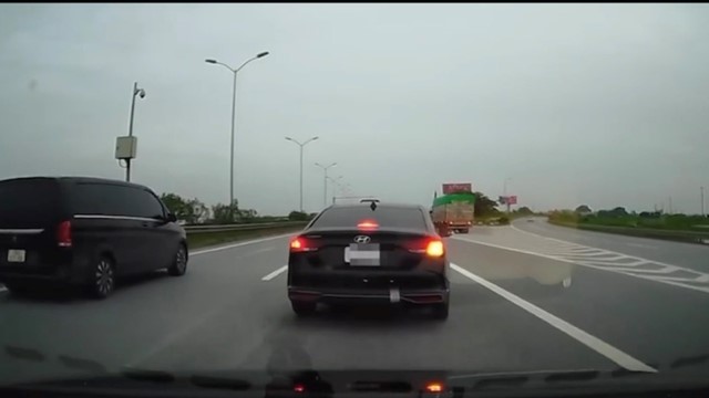 Tạt đầu xe khác để chuyển làn trên cao tốc