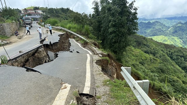 Giao thông mùa mưa lũ: ưu tiên sự an toàn