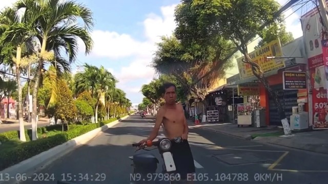 Người đàn ông dắt xe chặn đầu ô tô