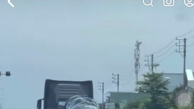 Giật mình xem cuộn dây thép lớn bị kéo lê trên đường