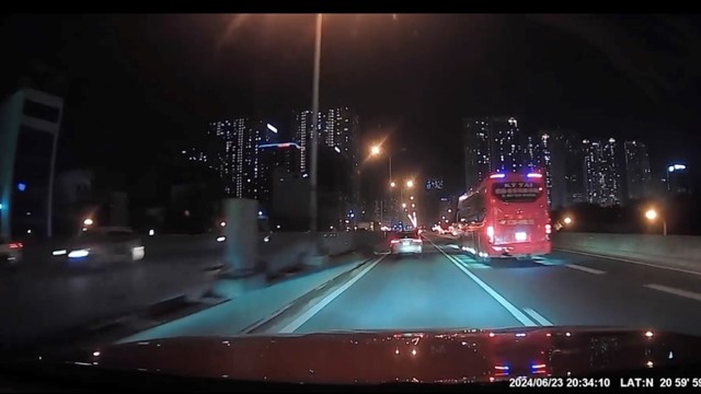 Xe khách Kỳ Tài đi lùi trên vành đai 3