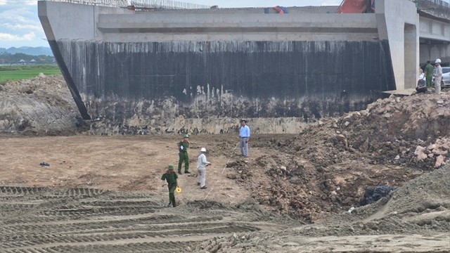 Hà Tĩnh: Hiện trường sạt lở dự án cao tốc khiến hai công nhân nữ thương vong