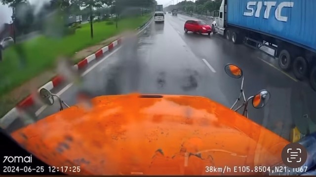 Ô tô xoay tròn giữa trời mưa