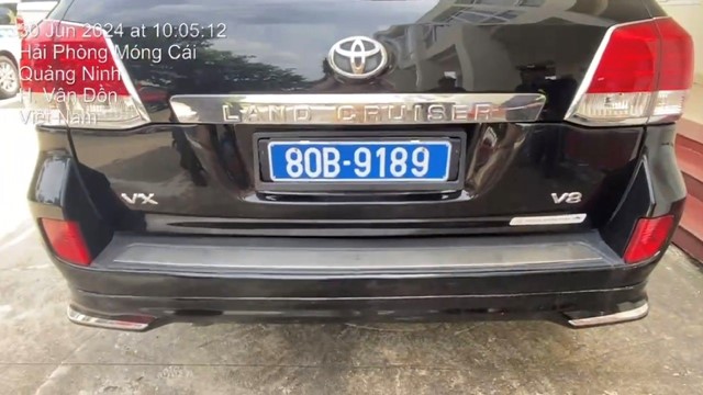 Xe Land Cruiser VX "hô biến" biển trắng thành biển xanh 80B