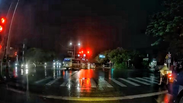 Hà Nội: Xe khách phóng nhanh, vượt đèn đỏ tông lật ô tô tải rồi bỏ chạy