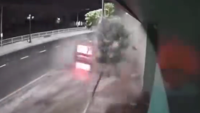 Xe ô tô “xé gió” lao thẳng vào tường ở Thái Nguyên