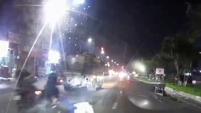 Hai xe máy rượt đuổi, 1 thanh niên ngã xuống đường