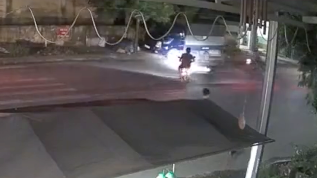 Xe máy sang đường không chú ý bị tông xa hàng chục mét