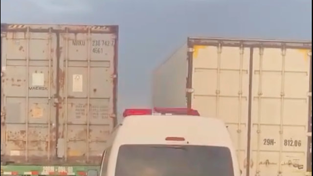 Hai xe tải dàn hàng ngang cản đường xe cứu thương