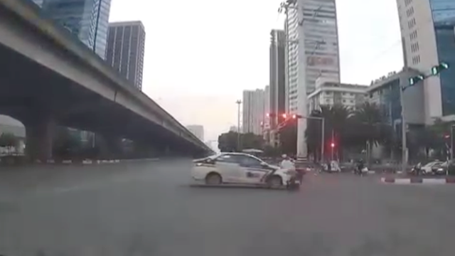 Vượt đèn đỏ, xe máy bị ô tô đâm văng