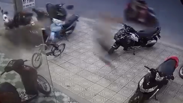 Xe máy phóng nhanh lao lên vỉa hè, lái xe bay xa hàng chục mét