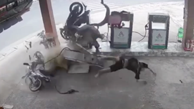 Xe máy phóng nhanh đâm đổ cây xăng