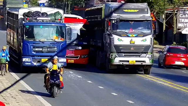 Kinh hoàng khoảnh khắc xe tải tạt đầu xe khách gây tai nạn