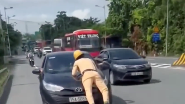  CSGT nằm trên nắp capo, tài xế ô tô vẫn nhấn ga lao vun vút