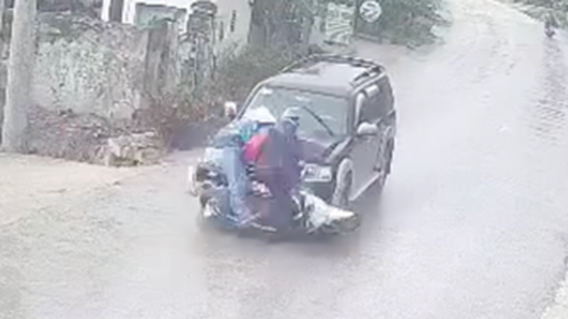 Xe máy thiếu quan sát bị xe ô tô đâm trúng