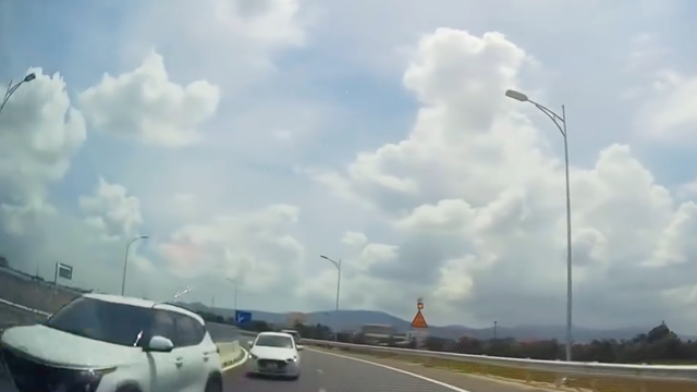 Hai ô tô đi ngược chiều trên cao tốc đầy nguy hiểm