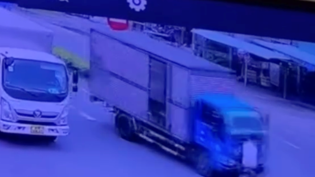 Xe máy sang đường thiếu chú ý, bị xe tải đâm trúng