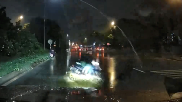 Xe máy đi ngược chiều phóng nhanh, suýt nằm gầm ô tô