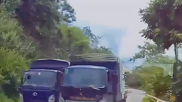 Xe tải vượt ẩu khiến một xe tải khác bị vạ lây