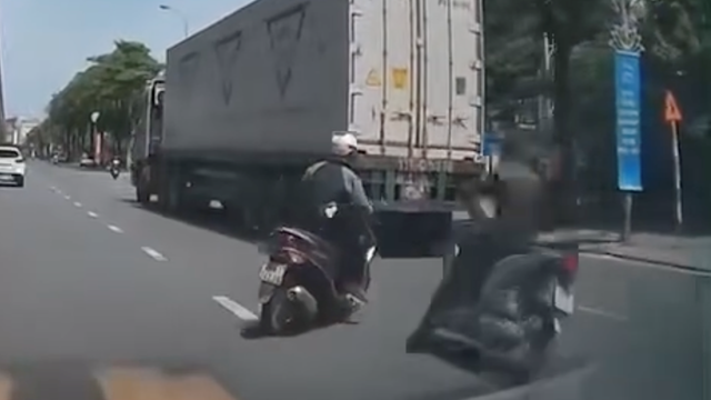 Xe máy sang đường thiếu quan sát gây tai nạn nguy hiểm