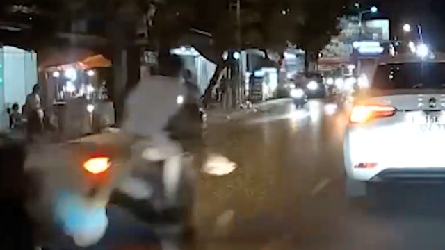 Xe máy đâm người đi bộ sang đường rồi phóng nhanh bỏ chạy gây bất bình