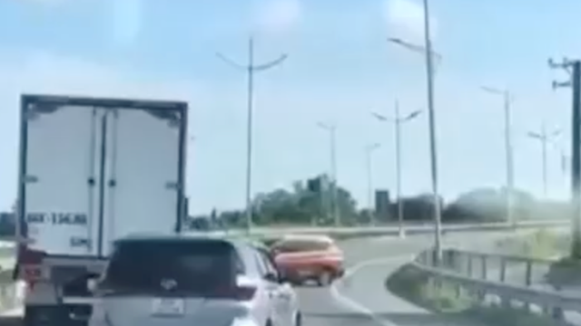 Ô tô quay đầu, đi ngược chiều trên cao tốc TP Hồ Chí Minh - Trung Lương