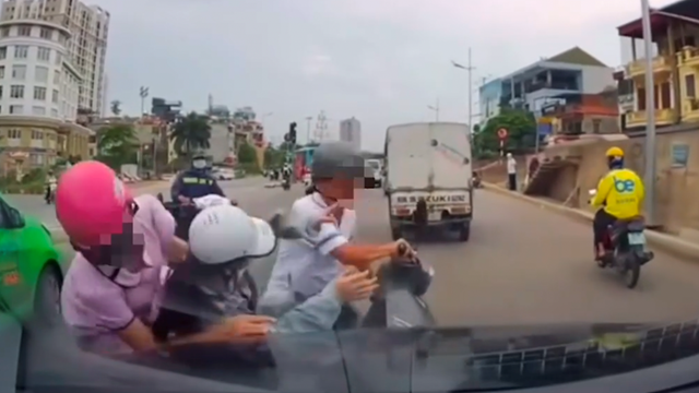 3 xe máy sang đường bị ô tô đâm ngã