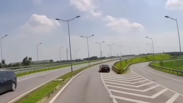 Xe ô tô đi lùi trên cao tốc Hà Nội - Thái Nguyên