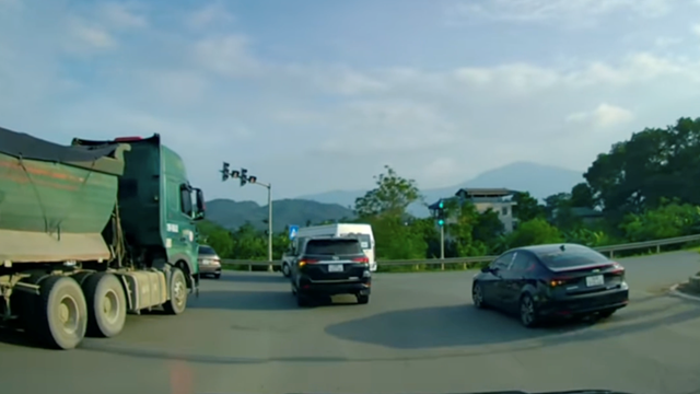 Xe "hổ vồ" tạt đầu hàng loạt ô tô gây mất an toàn giao thông