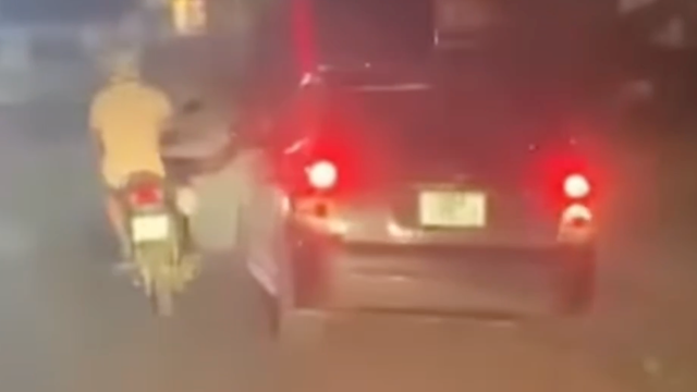 Tài xế xe máy phóng nhanh, đạp vào cửa xe ô tô ngã nhào xuống đất