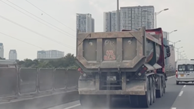 Xe tải vô tư vãi bụi ra đường vành đai 3 