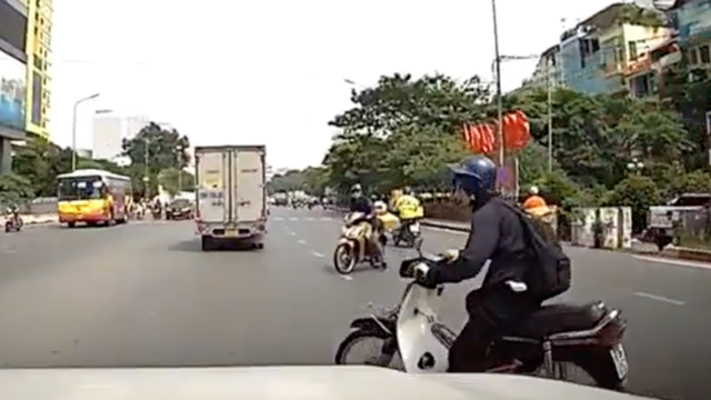 Xe máy tạt đầu ô tô suýt gây ra tai nạn